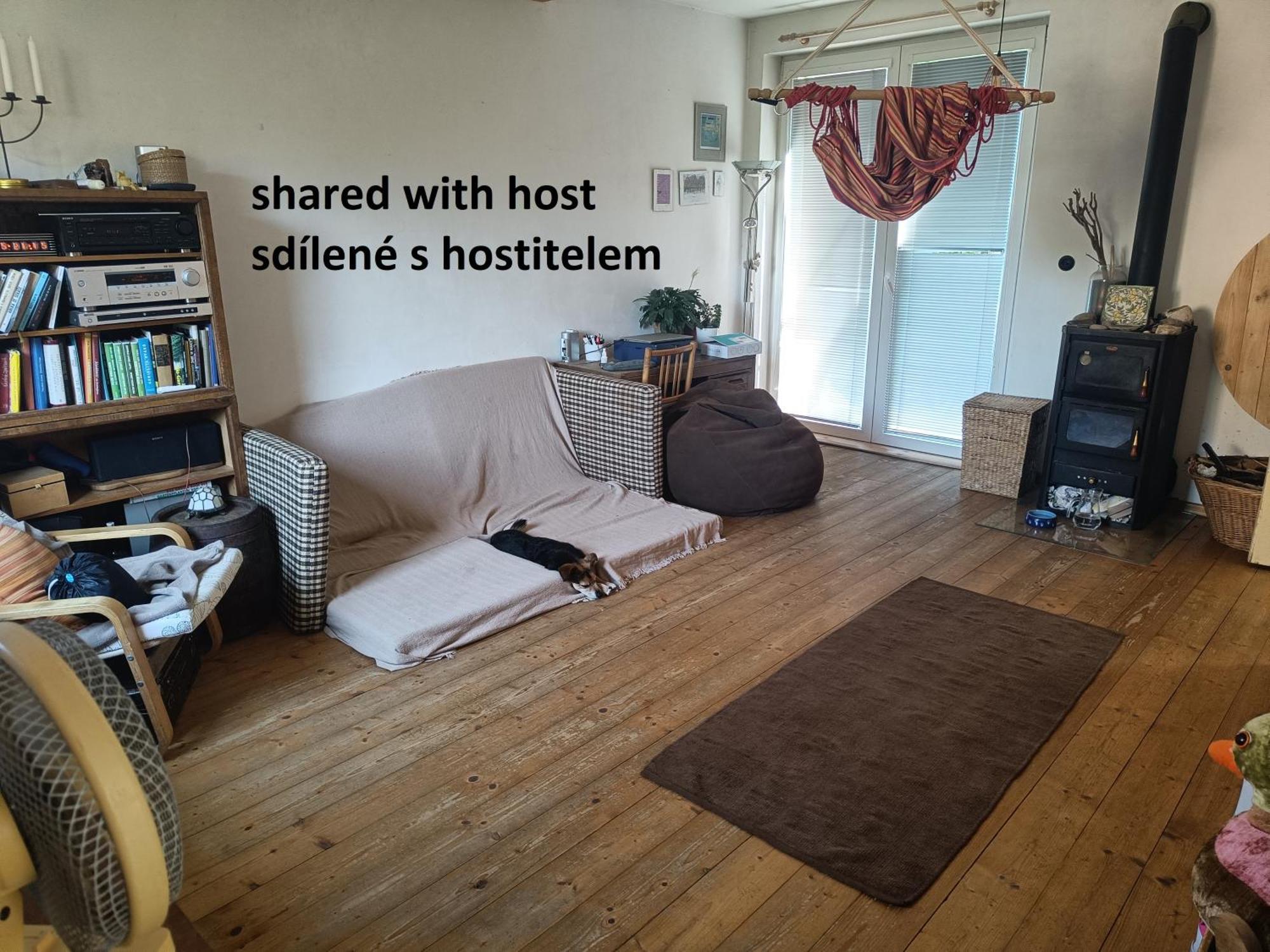 En Homestay With Private Top Floor, 3 Bedrooms, Bathroom, Kitchenette, Host Stays Downstairs With A Cat And 2 Small Dogs --- Cs Soukrome Horni Patro, 3 Loznice, Koupelna, Varic, Balkon - Prizemi Sdilene S Hostitelem, Kockou A 2 Malymi Psy Zlín Exteriér fotografie